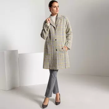 Пальто свободного покроя средней длины в клетку.