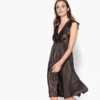 Платье блестящее средней длины с глубоким вырезом спереди