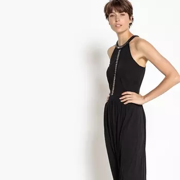 Платье длинное однотонное с украшением на вырезе