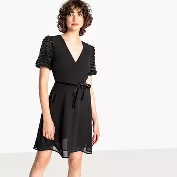 Платье короткое расклешенное с короткими рукавами