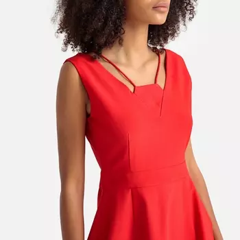 Платье короткое расклешенное с оригинальным вырезом, без рукавов