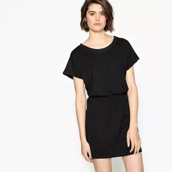 Платье однотонное, присборенное на талии