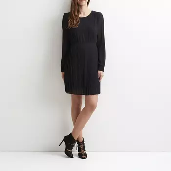 Платье однотонное прямого и короткого покроя с длинными рукавами