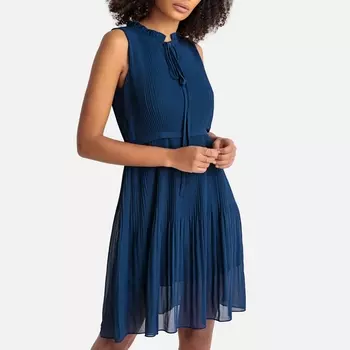 Платье плиссированное с завязками на поясе, без рукавов