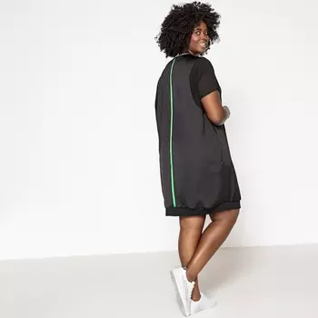 Платье приталенное со вставками из вуали на рукавах