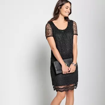 Платье прямое средней длины с гипюром и стразами