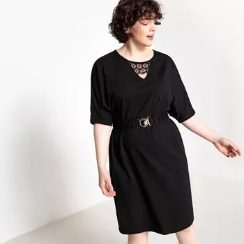 Платье прямое средней длины с ремешком, вставки из кружева