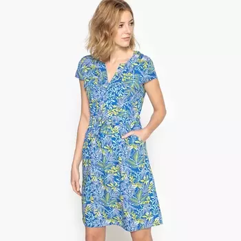 Платье прямое средней длины с рисунком и короткими рукавами