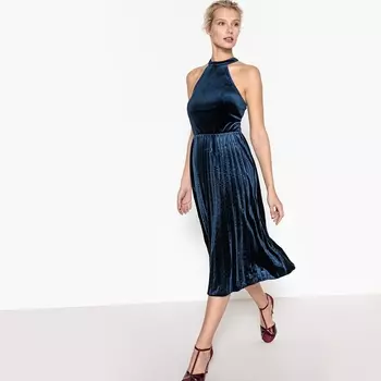 Платье расклешенное из велюра с плиссировкой снизу