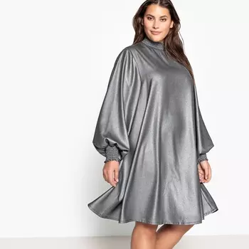 Платье средней длины, воротник и низ рукавов со сборками