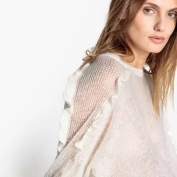 Пуловер из мохера с воланами на рукавах