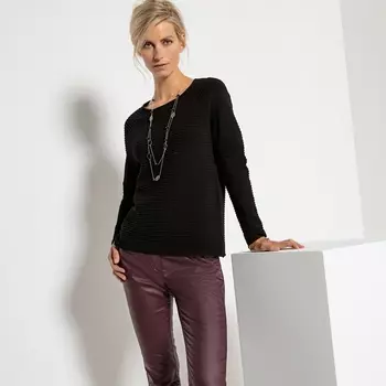 Пуловер из тонкого трикотажа с круглым вырезом и длинными рукавами