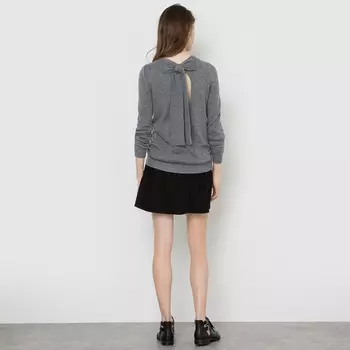 Пуловер с бантом сзади