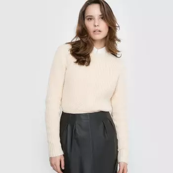 Пуловер с узором косы