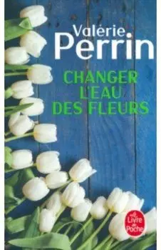 Changer l'eau des fleurs