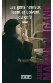 Les gens heureux lisent et boivent du cafe