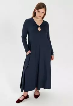 Платье Lessismore