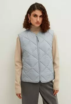 Жилет утепленный Zarina