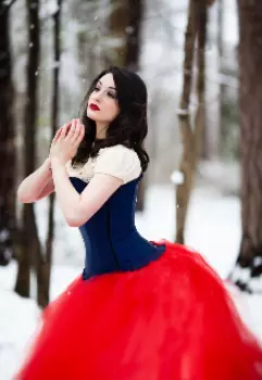 Белоснежка и её роман с отчимом