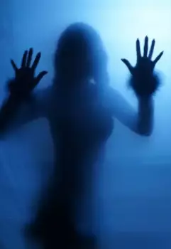 Девушка за стеклом