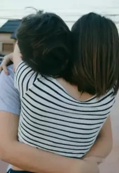 Любить не смотря на статус.