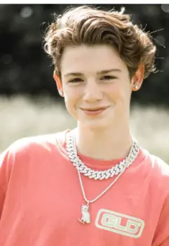 Між дівчиною і хлопцем не буває дружби..