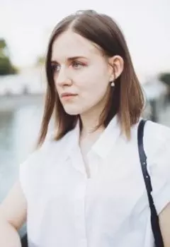 Маленькая девочка и человек в синем шарфе