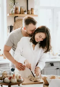 Нам кухня строить любовь помогает