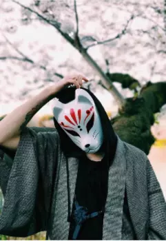 Парень в маске кицунэ