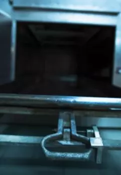 По ту сторону двери.