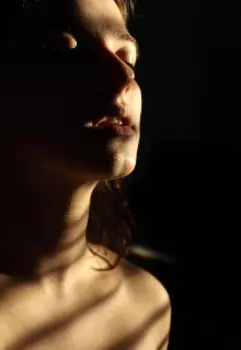 Позволь мне тебя любить, и я буду у твоих ног.