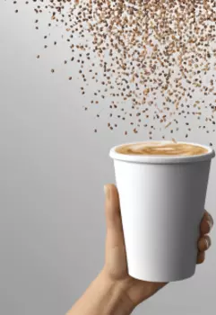 Стаканчик кофе с каплей дождя