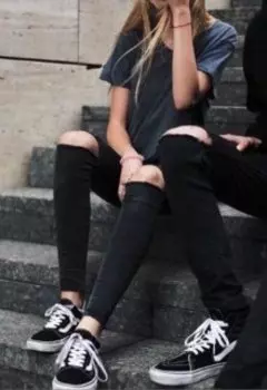 Старшая сестра и гонщик.