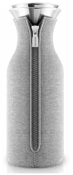 Графин Eva Solo Fridge в неопреновом чехле 1 л светло-серый