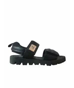 Сандалии и шлепанцы