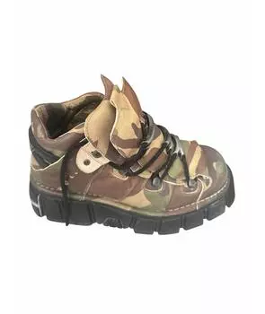 Высокие ботинки