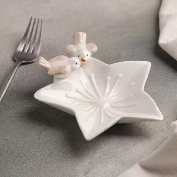 Блюдо Голубки на цветочке (14х14х4 см)