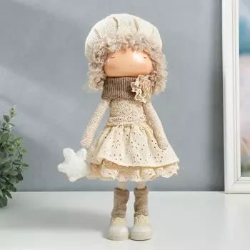 Кукла Малышка в берете, в бежевом наряде, с цветком (17х13х37 см)