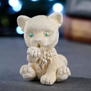 Статуэтка Тигрёнок дает лапу (8 см)