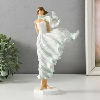 Сувенир Девушка с шарфом. Ветер (15х8х25 см)