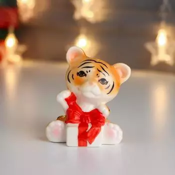Сувенир Рыжий тигрёнок с подарочком (7х6х8 см)
