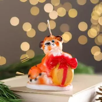 Свеча Тигренок с подарком (8,5 см)