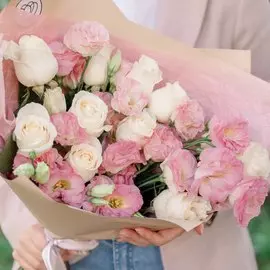 10 белых роз Vendela 50 см и 5 розовых лизиантусов