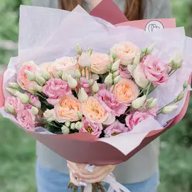 10 персиковых пионовидных роз Flash Back и 5 розовых лизиантусов