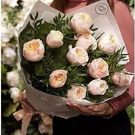 11 пионовидных роз Juliet 50 см с зеленью