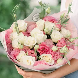 15 белых роз (Кенийская) Standart и 7 розовых лизиантусов