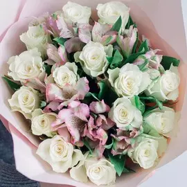 15 белых роз (Кенийская) Standart и 7 розовых альстромерий
