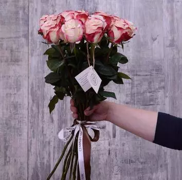 15 белых с красной каймой роз Sweetnes 50 см