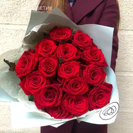 15 красных роз 50 см Red Naomi