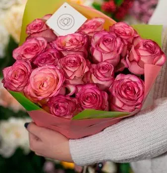 15 кремовых с розовой каймой роз Carrousel 50 см